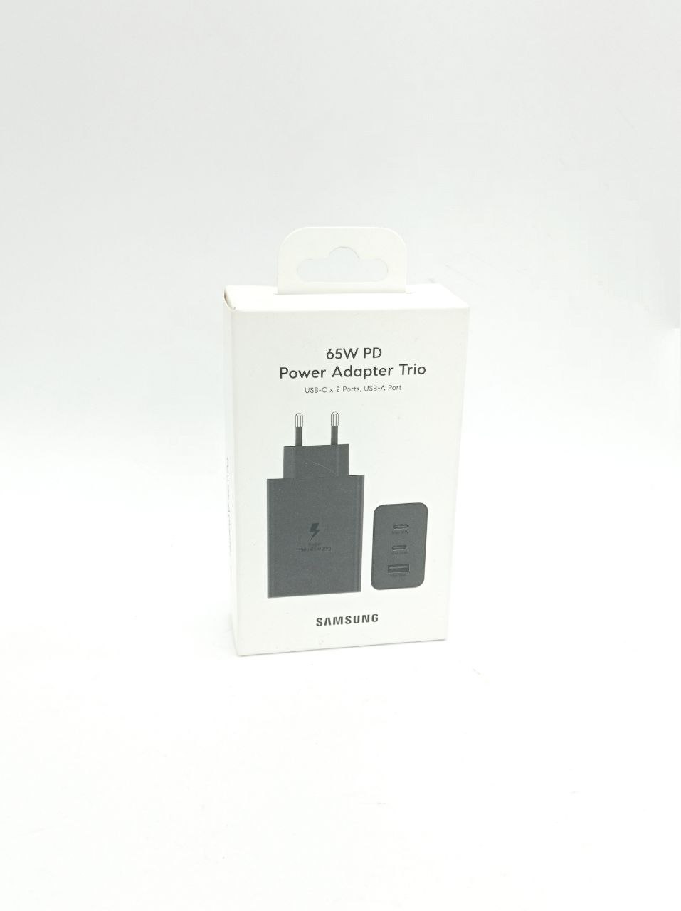 Адаптер для быстрой зарядки с двумя портами USB-C и USB-A.
