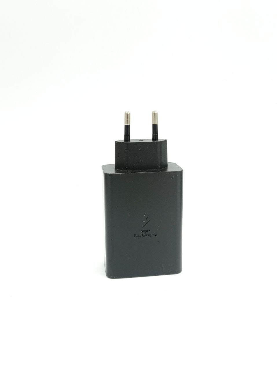 Адаптер для быстрой зарядки с двумя портами USB-C и  USB-A.